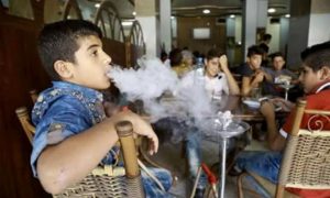 أطفال يدخنون الشيشة
