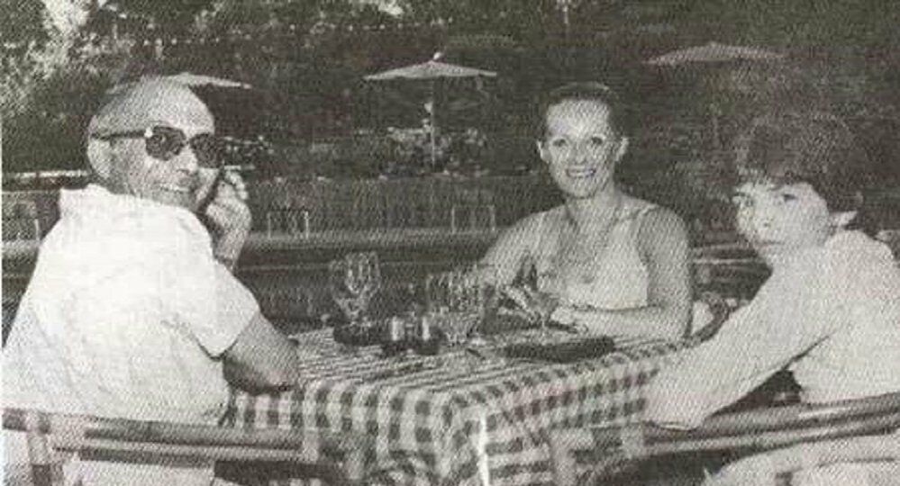 رفعت الجمال مع ابنه دانيال وزوجته