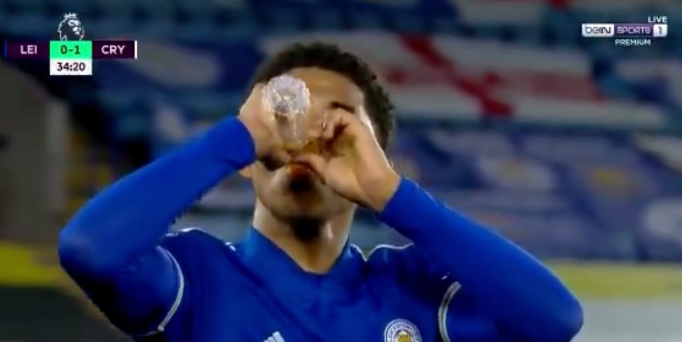 لاعب ليستر أثناء إفطاره في الملعب