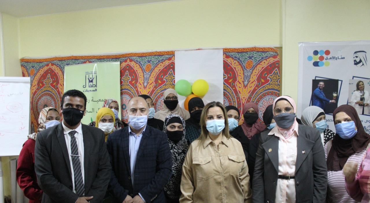 الكاتبة نوال مصطفى مع حضور دورة الشمول المالي