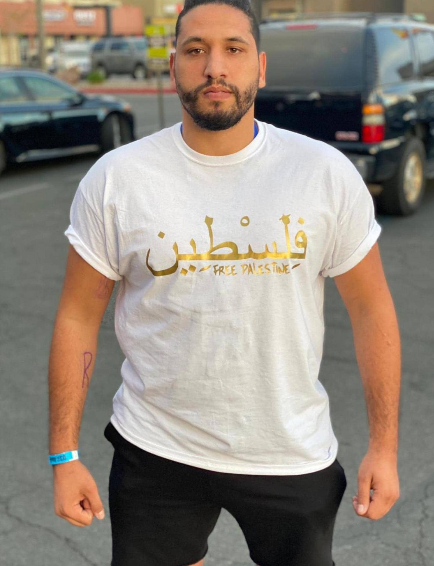 أدهم بقميص فلسطين