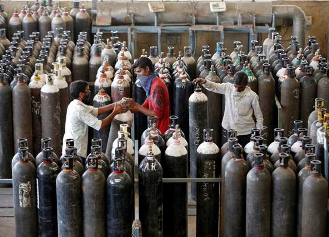 في الهند.. الأهالي يستقبلون المصابين في سياراتهم الخاصة بالشوارع