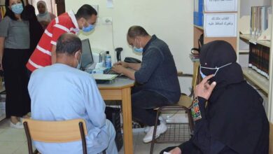 المصريون يسجلون اللقاح في مكتبة مصر الجديدة