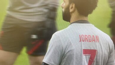 صلاح يرتدي قميص الطفل جوردن
