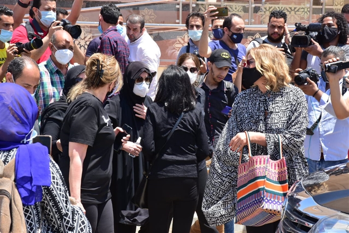 نجوم ونجمات في وداع جثمان سمورة