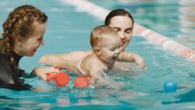 تعليم طفلك السباحة تجربة مميزة