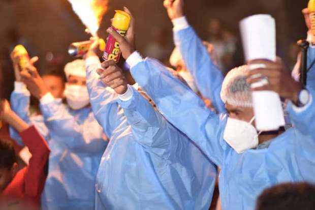 المعازيم يرتدون ملابس الممرضين