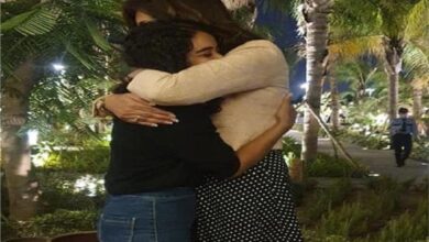 وزيرة الهجرة تحتضن الفتاة