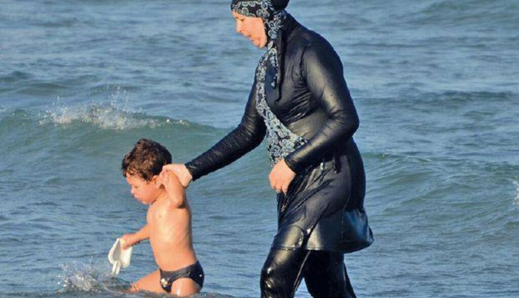 ارتداء المايوه الشرعي في حمام السباحة