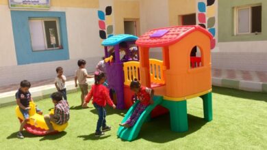 أطفال يلعبون في ساحة الحضانة