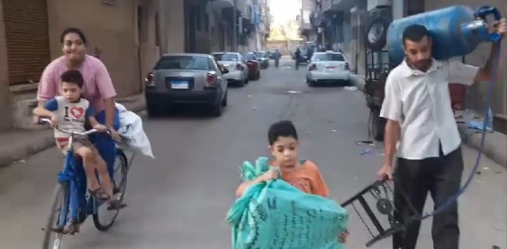 إيرين قديس.. أول سيدة تقود العجلة في شوارع قنا