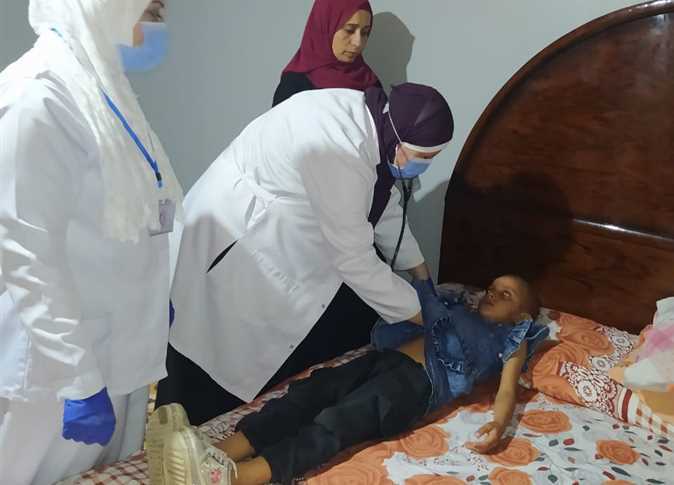 الكشف على الطفلة مريم 