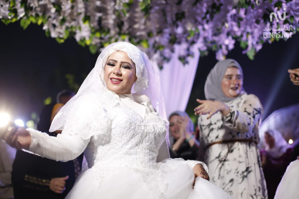 فرحة العروس بالزفاف