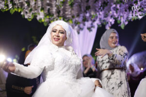 فرحة العروس بالزفاف