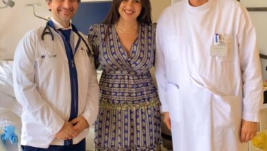 ياسمين عبد العزيز بصحبة الطبيبين