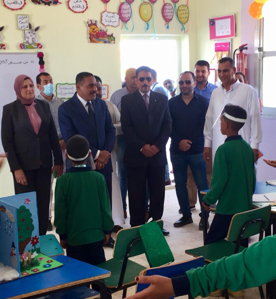 المحافظ خلال تفقده المدرسة