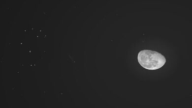 القمر وعنقود الثريا