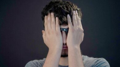 مصاب عمى الوجوه