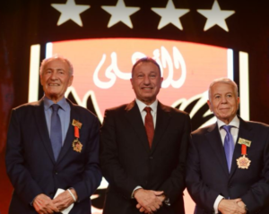محمود الخطيب يتوسط حسن حمدي وحسن مصطفى