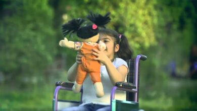 طفلة مصابة بالشلل