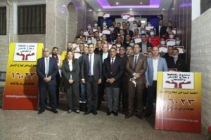 صورة تذكارية مع المتخرجين