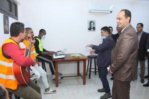 د. عمرو عثمان يستمع لمواهب المتعافين