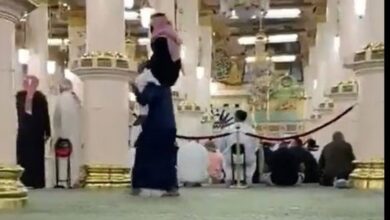 شاب يحمل والده على كتفيه