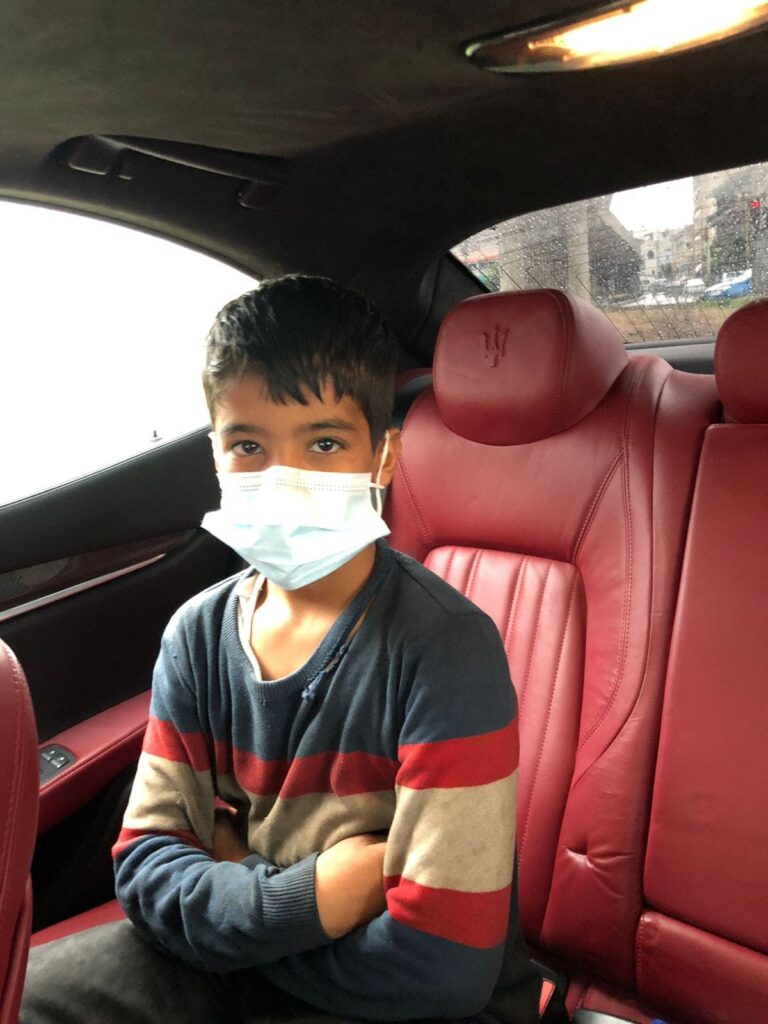 طفل يقرأ كتاباً في مكب نفايات