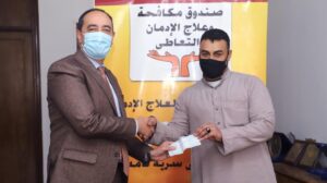 عمرو عثمان يسلم شيكات القروض للمتعافين