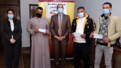 عمرو عثمان يسلم شيكات القروض للمتعافين