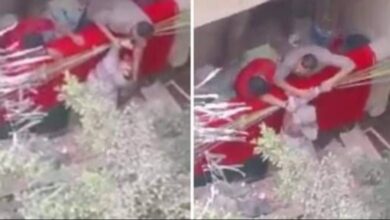 أب يلقي ابنته من البلكونة