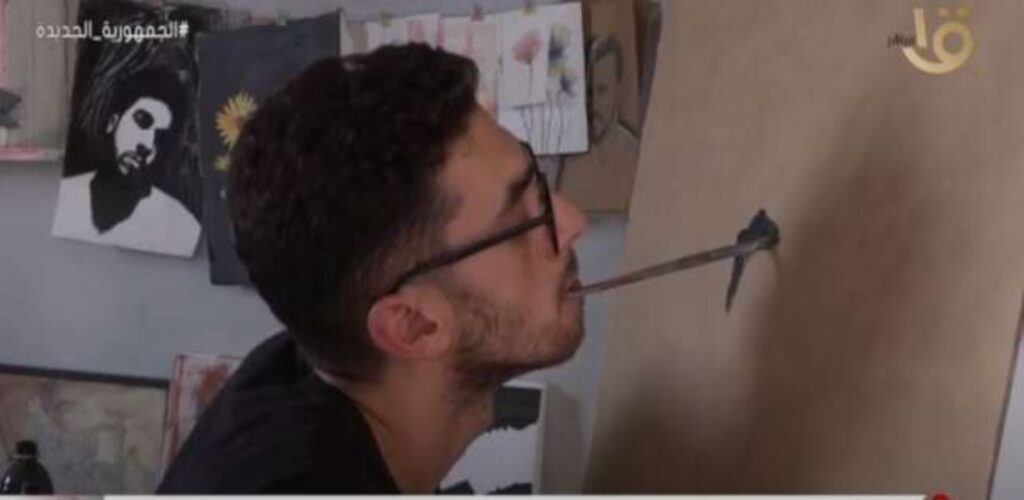 يرسم البورتريهات بفمة وأسنانه