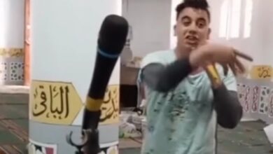 شاب يرقص على أغاني شعبي بـ ميكروفون المسجد