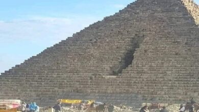 تبليط هرم منكاورع يثير الجدل